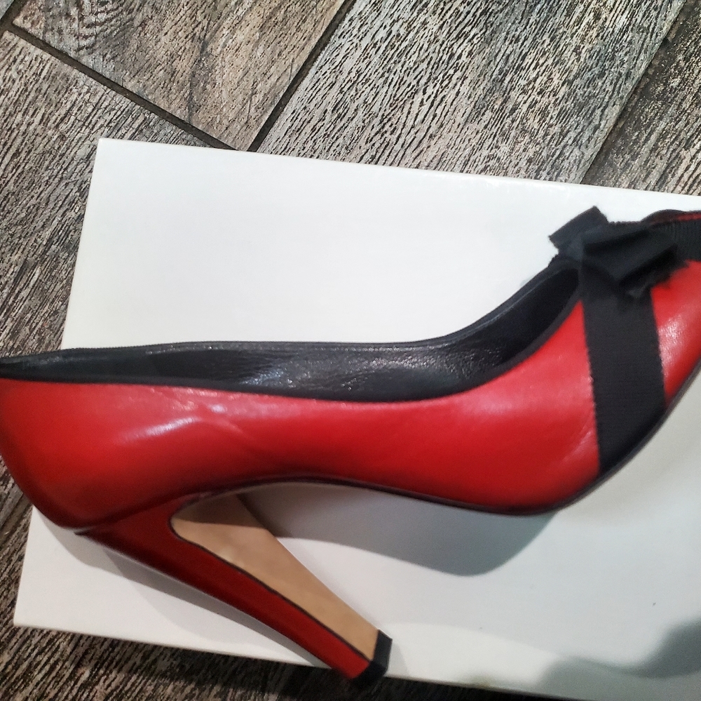 Marc Jacobs Red and Black Peep-Toe Bow Pumps Size 6.5 -EUC - Picture 4 of 9